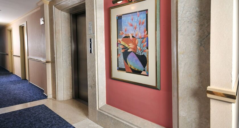 Class Hotel